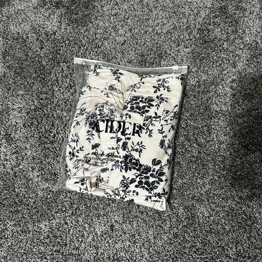 CIDER Floral Black and White Women's Pants sz M NWT - Picture 2 of 6